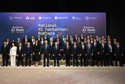Изрображение 'Шавкат Мирзиёев и Касым-Жомарт Токаев посетили ситуационный центр и AI-хакатон в Бухаре'