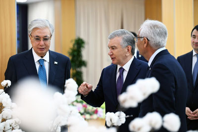 'Mirziyoyev va Toqayev Buxorodagi yirik to‘qimachilik korxonasi bilan tanishdi'ning rasmi