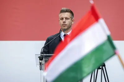 'Orban davri Peter Madyarning Vengriya saylovidagi yirik gʻalabasi bilan yakunlandi'ning rasmi