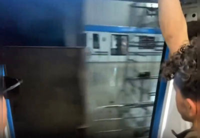 Изрображение 'В Ташкент поезд метро поехал с открытой дверью'