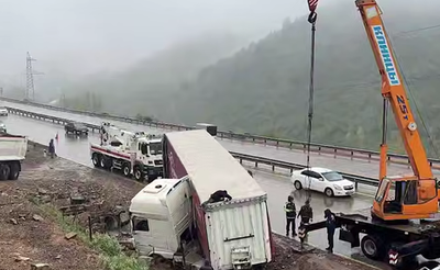 Изрображение 'На перевале Камчик с помощью тяжелой техники вытащили фуру из кювета'