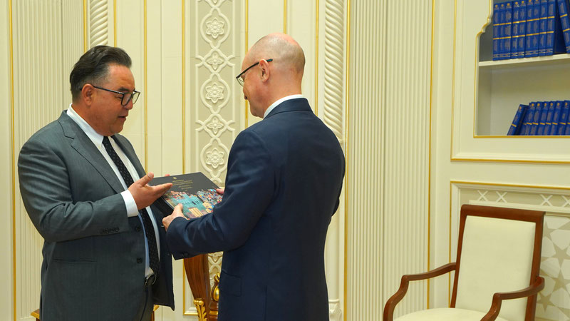 Изрображение 'В Центре исламской цивилизации Сергею Кириенко подарили факсимиле редкого издания'