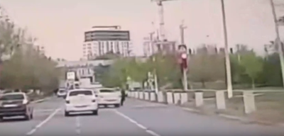 Изрображение 'В Чирчике водитель, едва не сбивший мать с ребенком, лишен водительских прав'