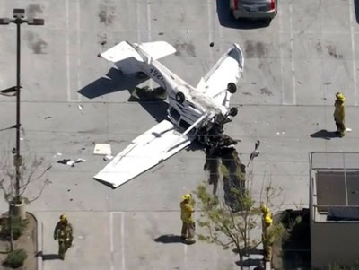 'Лос-Анжелесда кичик самолёт электр симларига урилиб қулади'ning rasmi