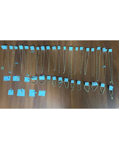 'Buxoroda yoʻlovchilar qimmatbaho taqinchoqlarni yashirincha olib oʻtmoqchi boʻldi.'ning rasmi