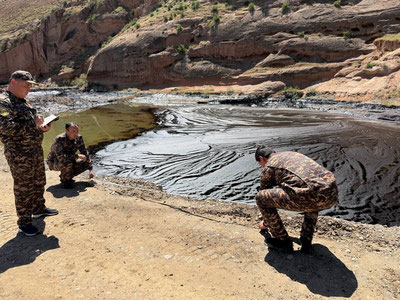 Изрображение 'В Сурхандарье в реку попала вода с нефтяной примесью после разрушения отстойника'