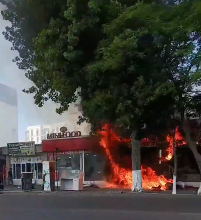 Изрображение 'В Коканде загорелся магазин хозяйственных товаров (видео)'