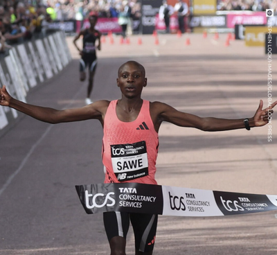 Изрображение 'Кенийский бегун первым в мире выбежал из двух часов в марафоне'