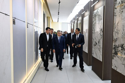 'Президент Қувасойдаги керамогранит заводи фаолияти билан танишди'ning rasmi