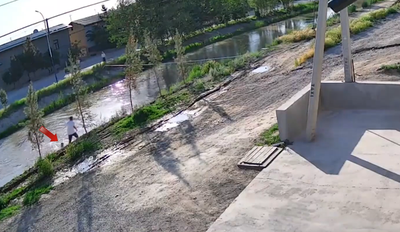 Изрображение 'Момент спасения трехлетнего ребенка из канала в Намангане попал на видео'