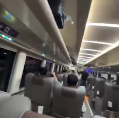 Изрображение 'В Индонезии поезд врезался в остановившуюся электричку: десятки пострадали (видео)'