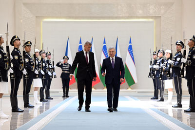 'Ўзбекистон Президенти ва Чехия Бош вазири биргаликда дарахт экдилар'ning rasmi