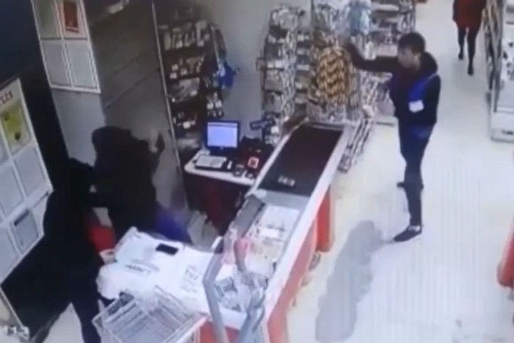 Момент ограбления. Фото: скриншот с видео